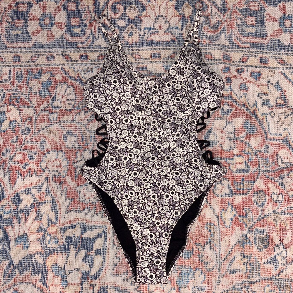 Robin Piccone Aubrey Floral Lace Up One Piece Swimsuit SZ 12 NWOT FLAW - Picture 2 of 5